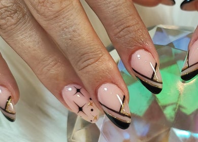 Manicura geométrica en Yhara Nails Studio, Madrid, Comunidad De Madrid, ES, con detalles dorados y negros.