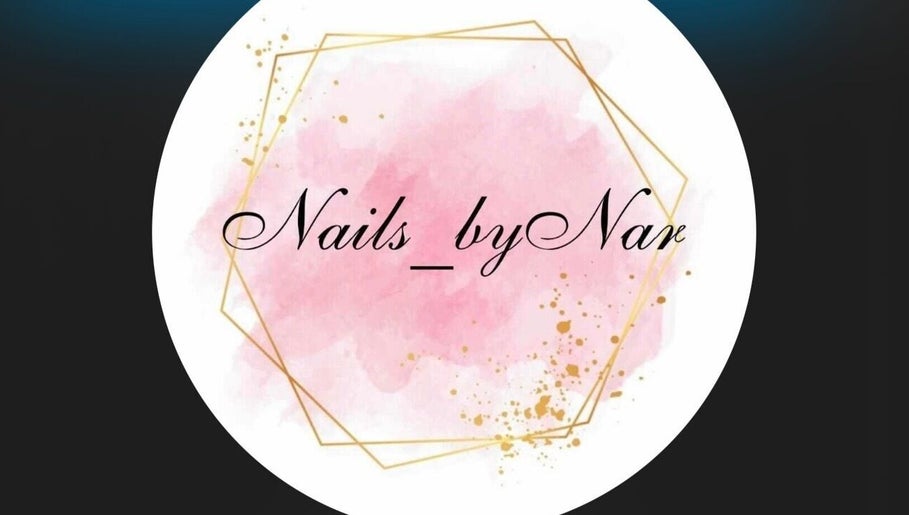 Logotipo de Nails_byNar, localizado en Londres, Inglaterra, GB, con fondo rosa y detalles dorados.