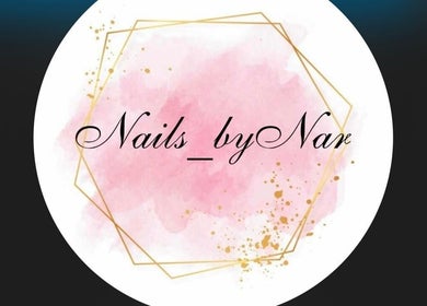 Logotipo de Nails_byNar, localizado en Londres, Inglaterra, GB, con fondo rosa y detalles dorados.