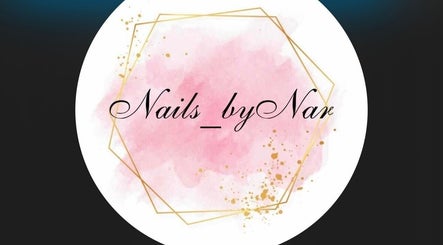 Logotipo de Nails_byNar, localizado en Londres, Inglaterra, GB, con fondo rosa y detalles dorados.