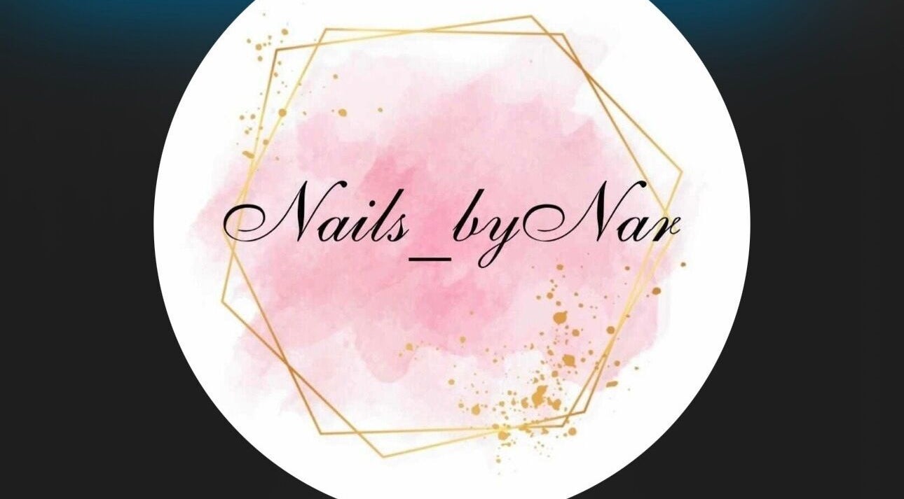 Logotipo de Nails_byNar, localizado en Londres, Inglaterra, GB, con fondo rosa y detalles dorados.