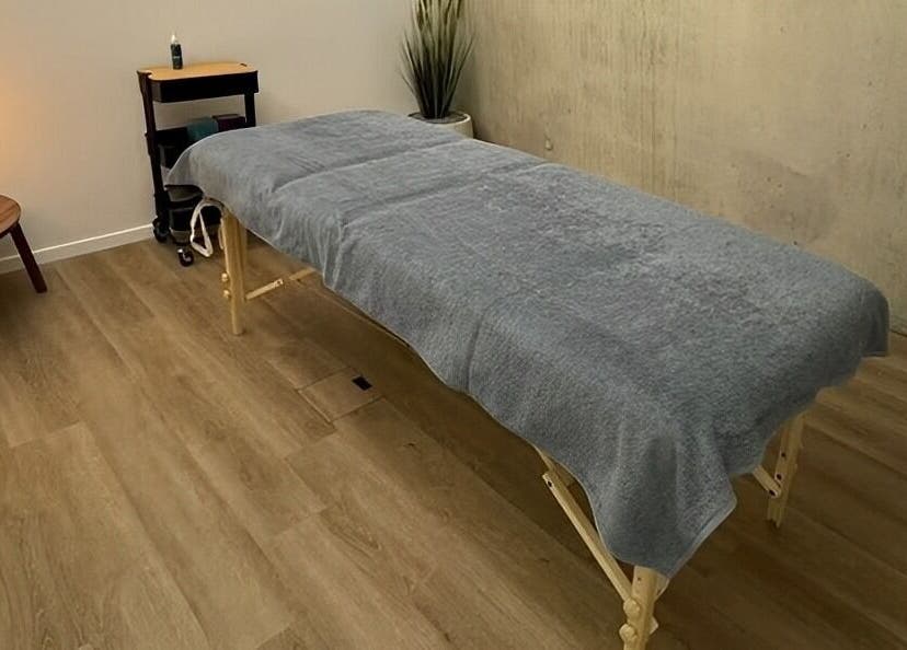 Salle de massage élégante à L'instant Colibri, Petit-lancy, Genève, CH, avec table de massage et lumière douce.