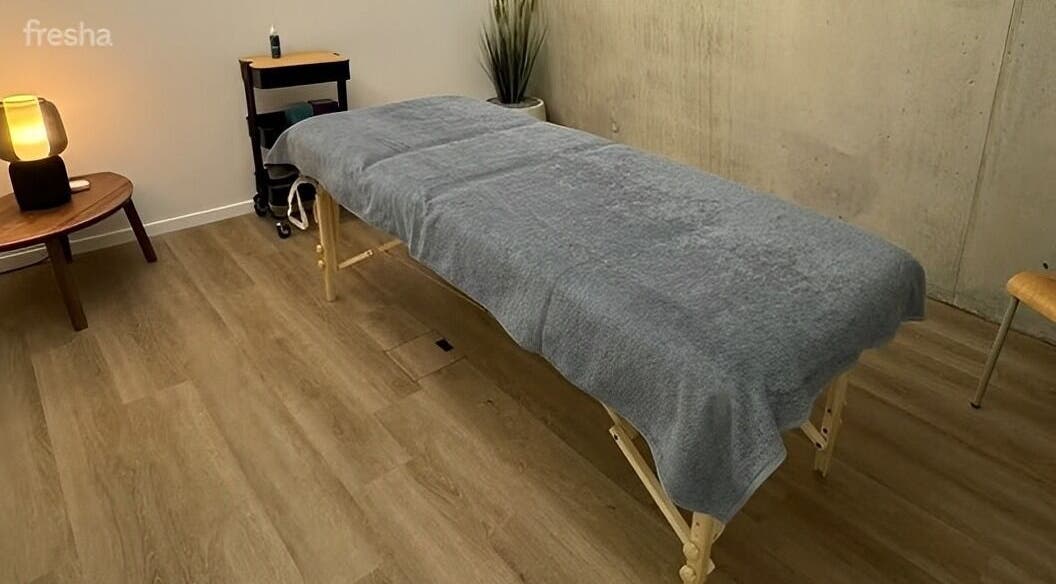 Salle de massage élégante à L'instant Colibri, Petit-lancy, Genève, CH, avec table de massage et lumière douce.