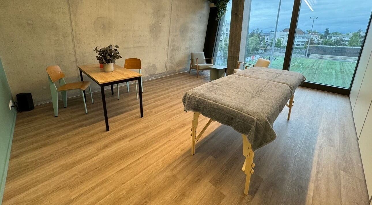 Salle de massage lumineuse à L'instant Colibri, Petit-lancy, Genève, CH, avec lit et vue sur jardin.