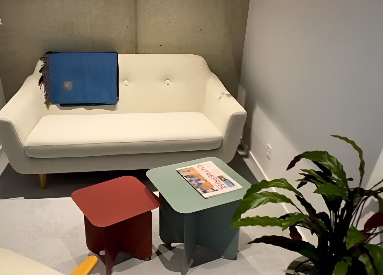 Espace accueillant à L'instant Colibri, Petit-lancy, Genève, CH, avec canapé moderne et plantes.