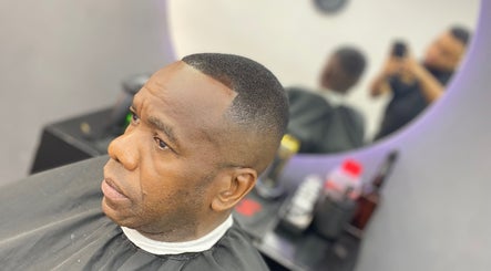 ROYAL KINGDOM BARBER SHOP SEDE 1 image 3