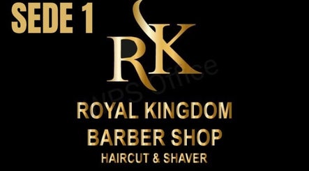 Logo elegante de ROYAL KINGDOM BARBER SHOP SEDE 1 en Bogotá, Bogotá, CO con letras doradas.