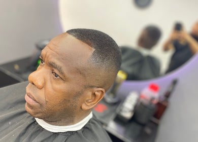 Cliente con corte de cabello impecable en ROYAL KINGDOM BARBER SHOP SEDE 1, Bogotá, Bogotá, CO.