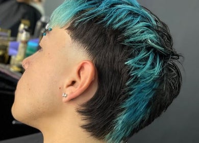 Corte moderno y teñido azul en Royal Kingdom Sede 2, Bogotá, Bogotá, CO, destacando estilo audaz.