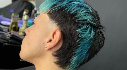 Corte moderno y teñido azul en Royal Kingdom Sede 2, Bogotá, Bogotá, CO, destacando estilo audaz.