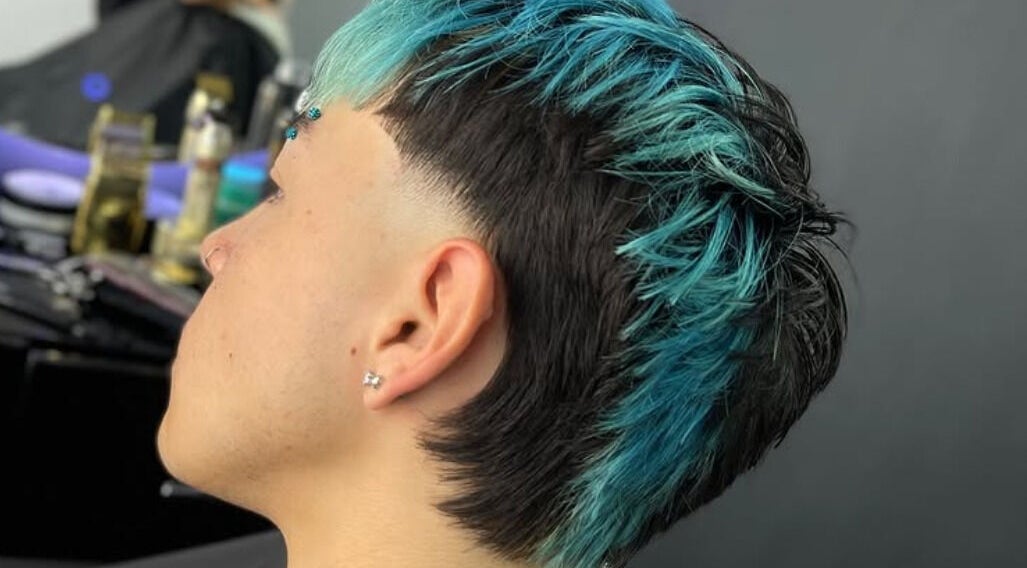 Corte moderno y teñido azul en Royal Kingdom Sede 2, Bogotá, Bogotá, CO, destacando estilo audaz.