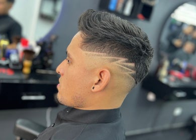 Corte de cabello moderno con diseño en Royal Kingdom Sede 2, Bogotá, Bogotá, CO.