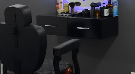 Interior moderno del salón en Royal Kingdom Sede 1, Bogotá, Bogotá, CO, mostrando estación de estilista.