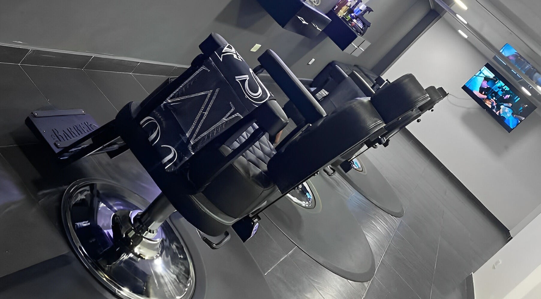 Interior moderno de Royal Kingdom Sede 1 con sillas de barbero en Bogotá, Bogotá, CO.