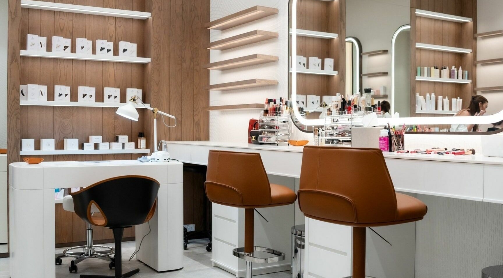 Elegant interior at Prive 7 Abu Dhabi, الصوّة, Abu Dhabi, AE with stylish beauty stations and products.