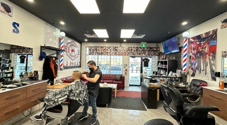 Head Lines Barbers and Salon – obraz 2