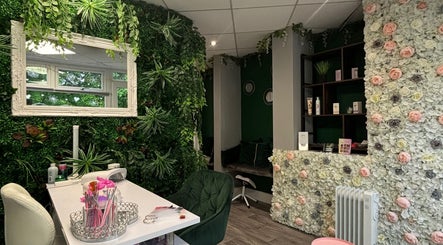 Tilly Rose Nails at The Beauty Lounge in Newcastle-under-lyme offers a floral-themed manicure space.