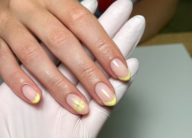 Elegant yellow-manicured nails at The Lookery Beauty Room, Milton Keynes, England, GB.
