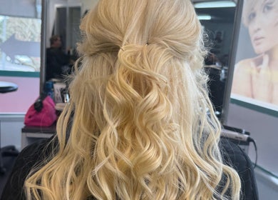 Blonde waves styled by Hair By Kisha at Wairau HairDesign, Auckland, Auckland, NZ, showcasing elegance and flair.