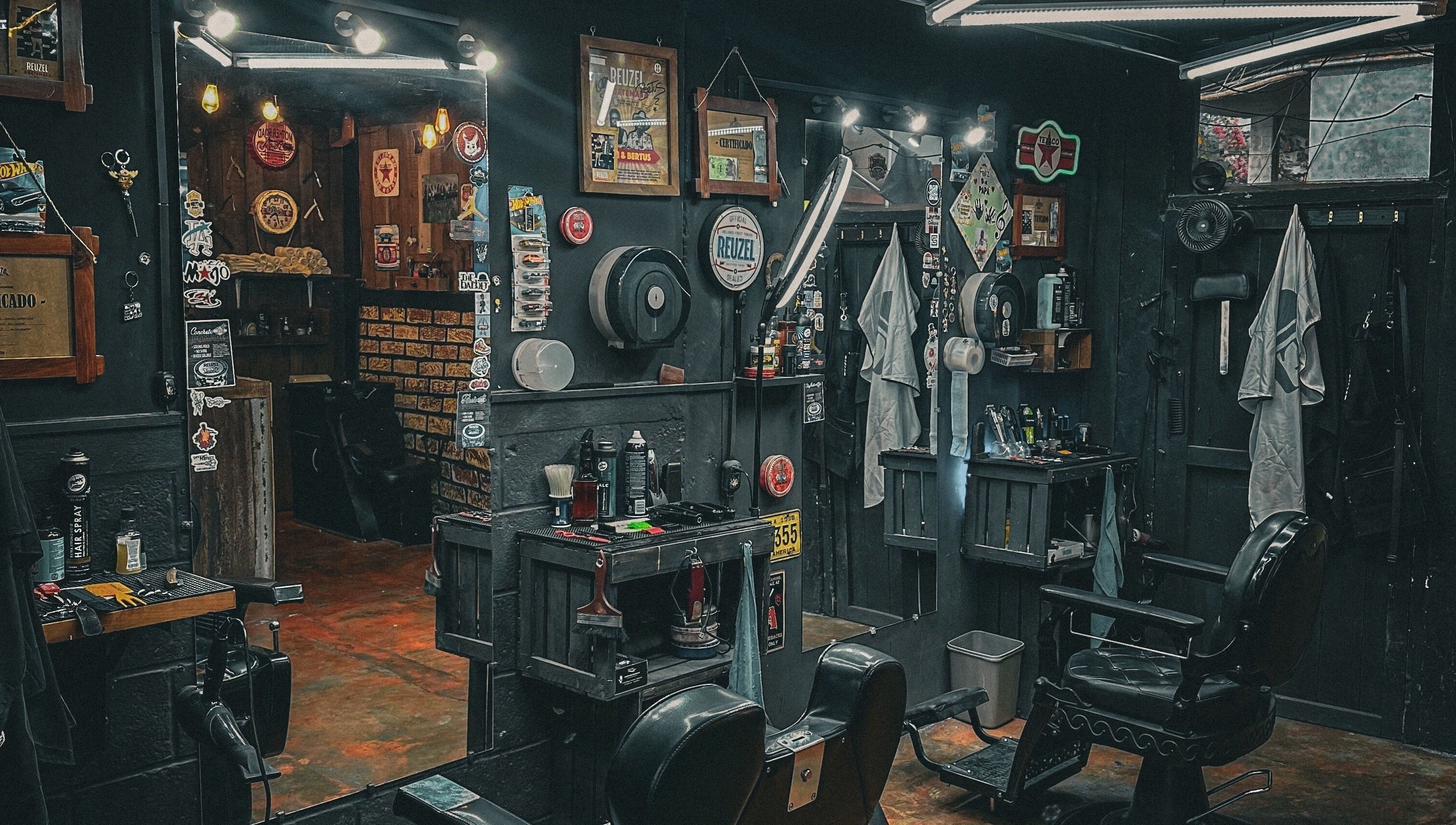 Interior vintage de The Barber en Tecpán, Chimaltenango, GT, con sillas y utensilios clásicos de barbería.
