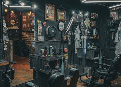 Interior vintage de The Barber en Tecpán, Chimaltenango, GT, con sillas y utensilios clásicos de barbería.