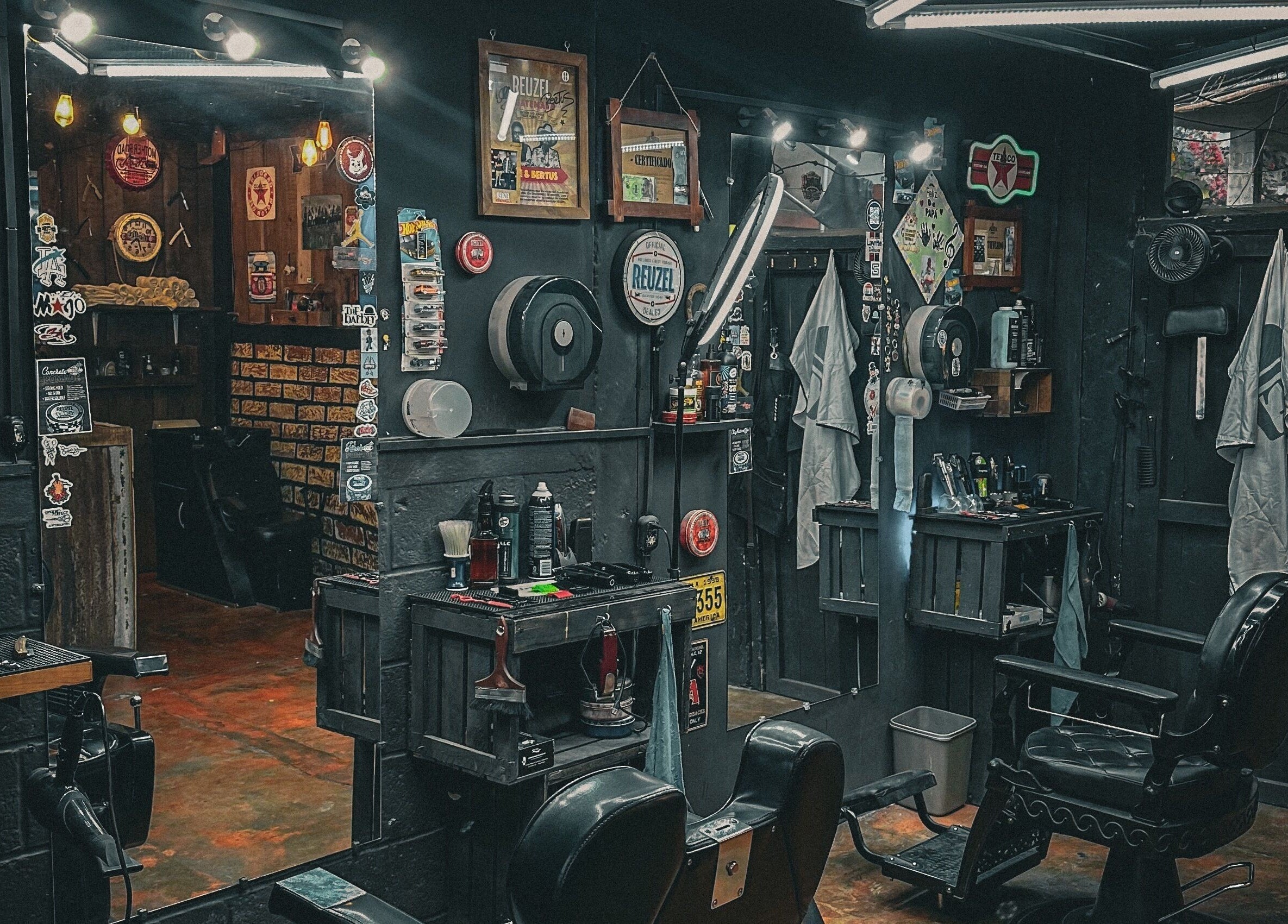Interior vintage de The Barber en Tecpán, Chimaltenango, GT, con sillas y utensilios clásicos de barbería.