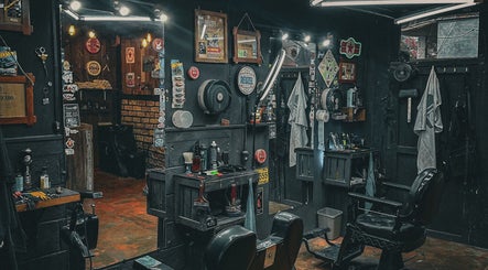 Interior vintage de The Barber en Tecpán, Chimaltenango, GT, con sillas y utensilios clásicos de barbería.
