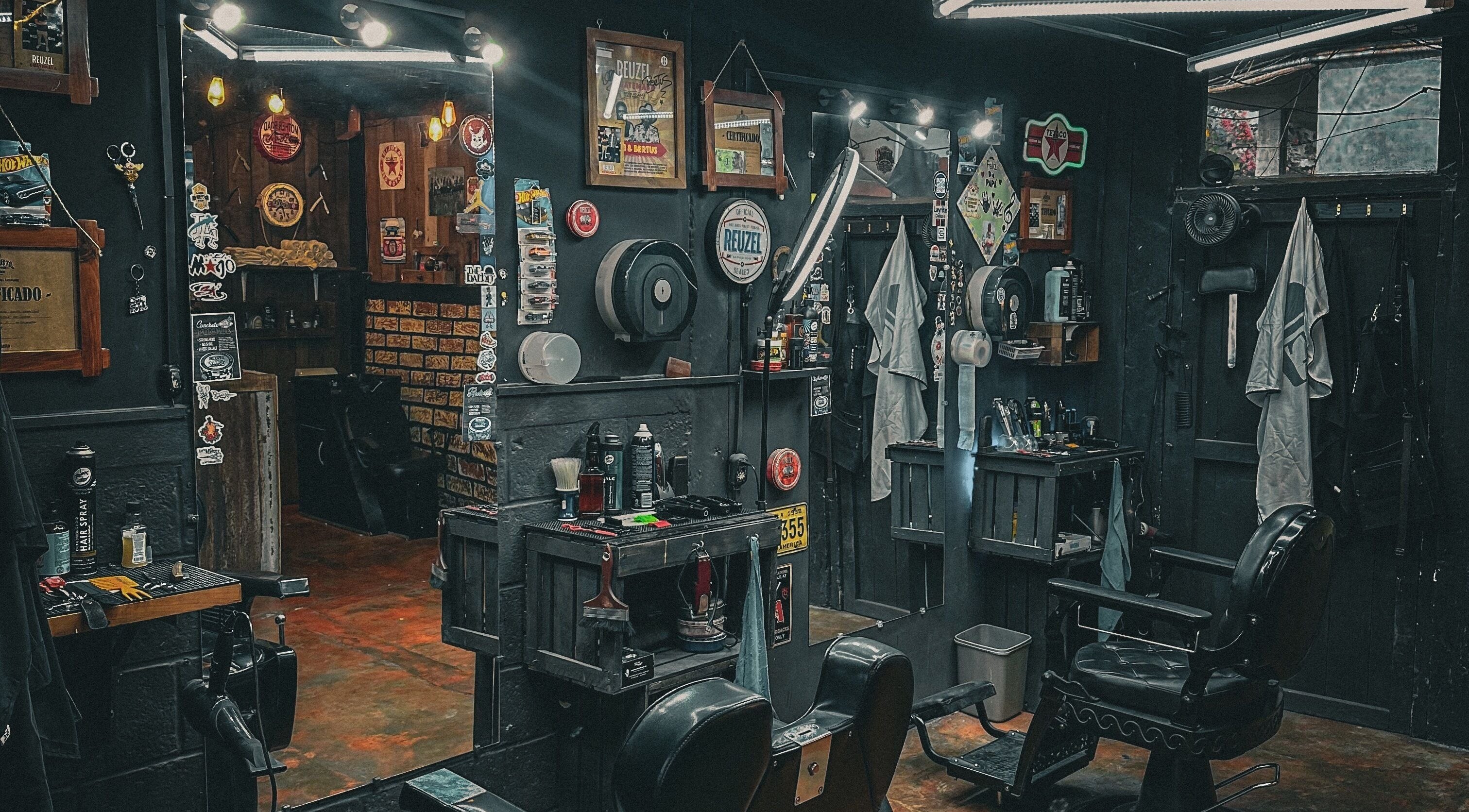 Interior vintage de The Barber en Tecpán, Chimaltenango, GT, con sillas y utensilios clásicos de barbería.