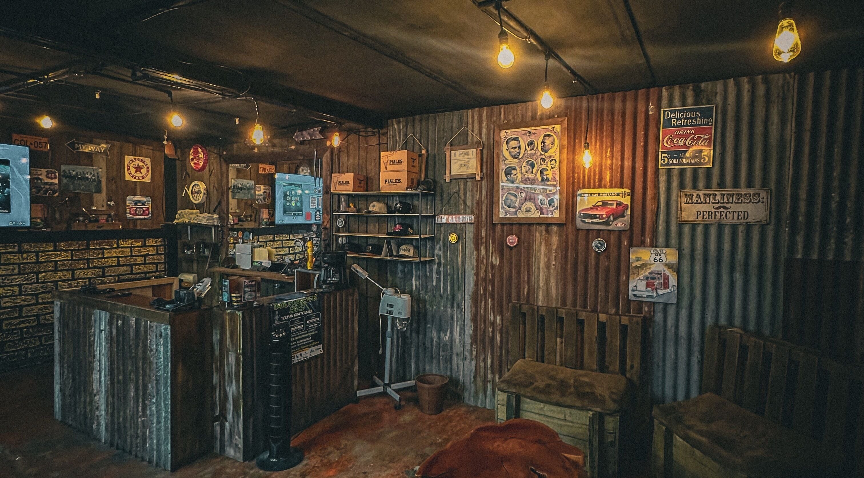 Interior rústico de The Barber en Tecpán, Chimaltenango, GT con decoración vintage.