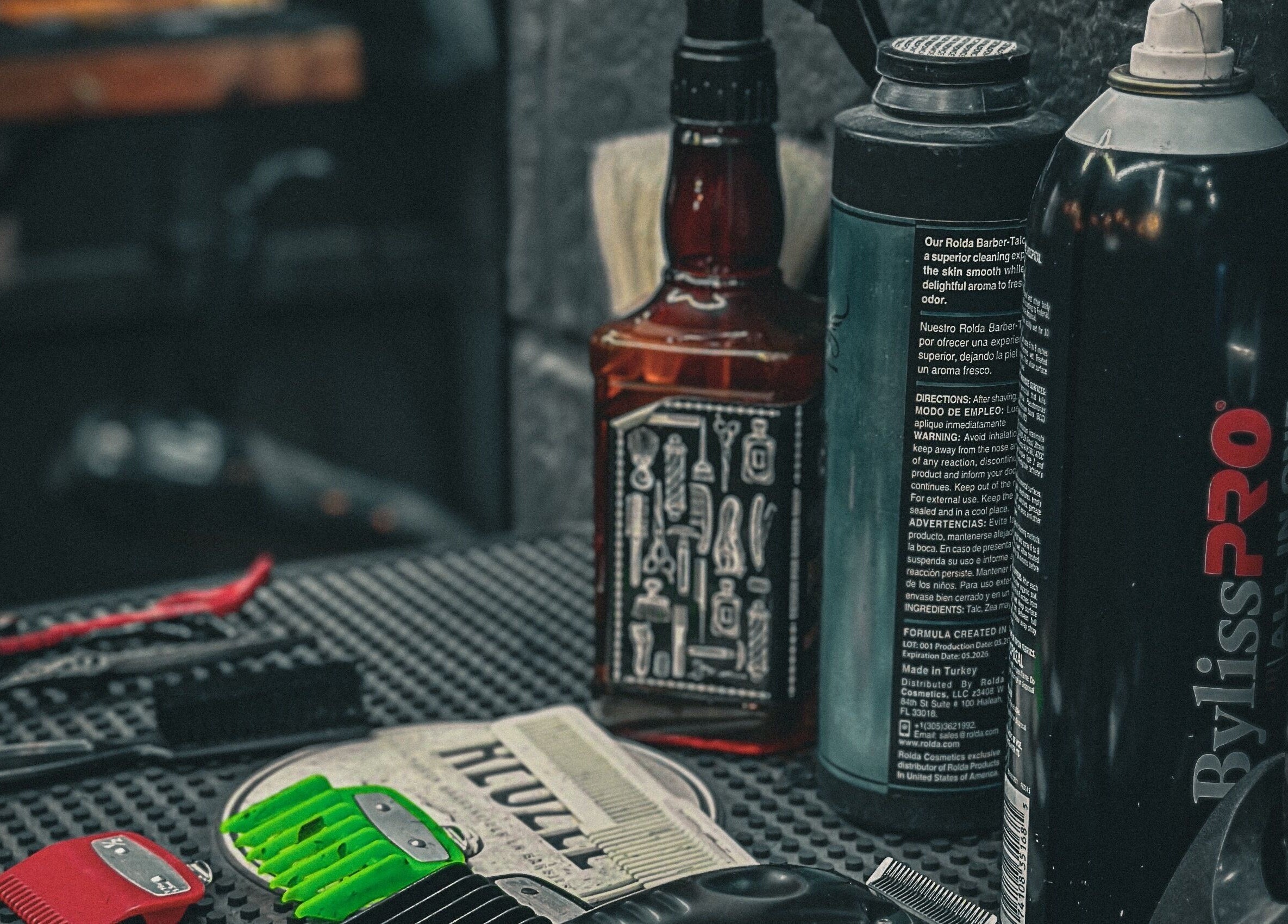 Productos de peluquería en The Barber, Tecpán, Chimaltenango, GT, mostrando peines y sprays.