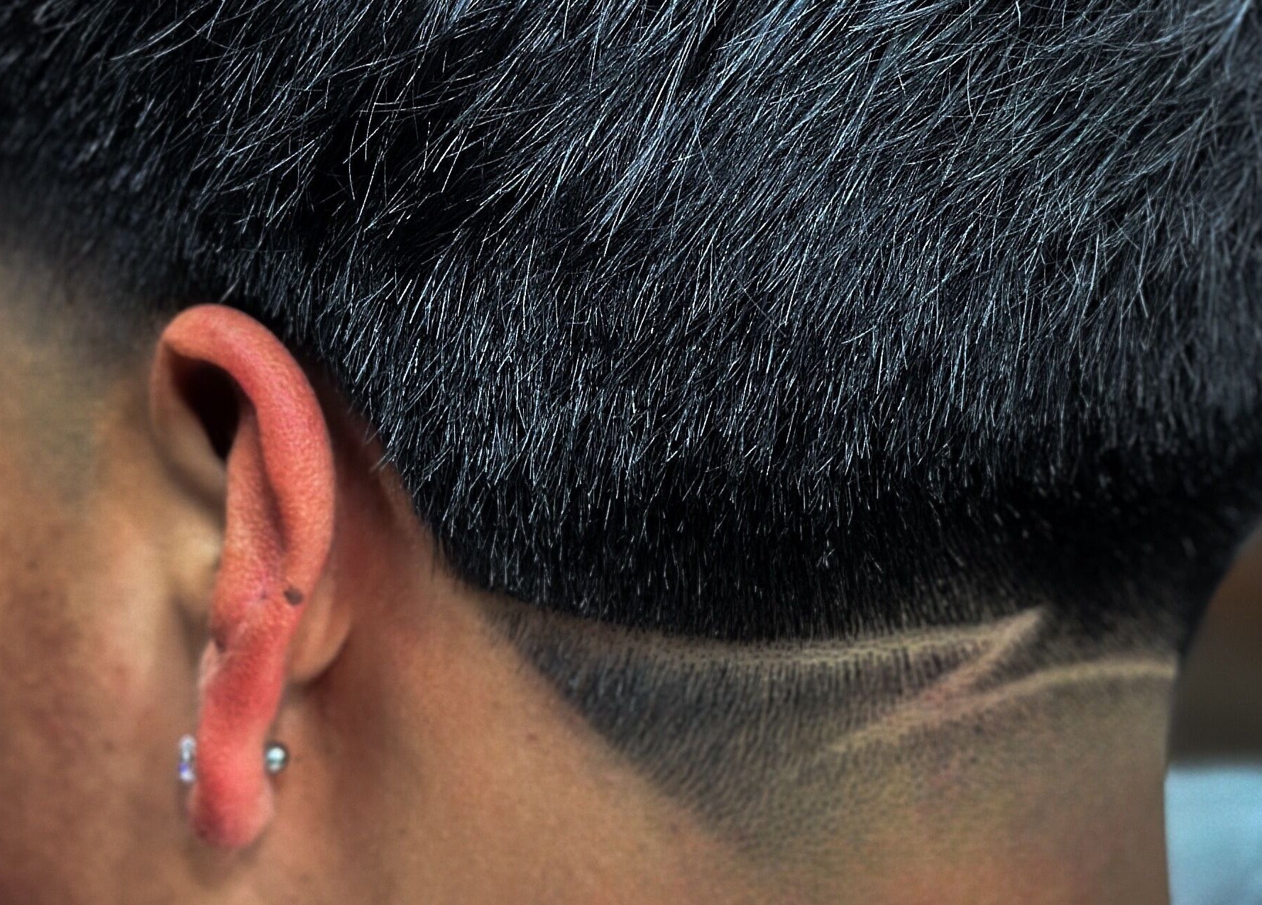 Moderno corte de cabello con diseño en The Barber, Tecpán, Chimaltenango, GT. Estilo único y detallado.