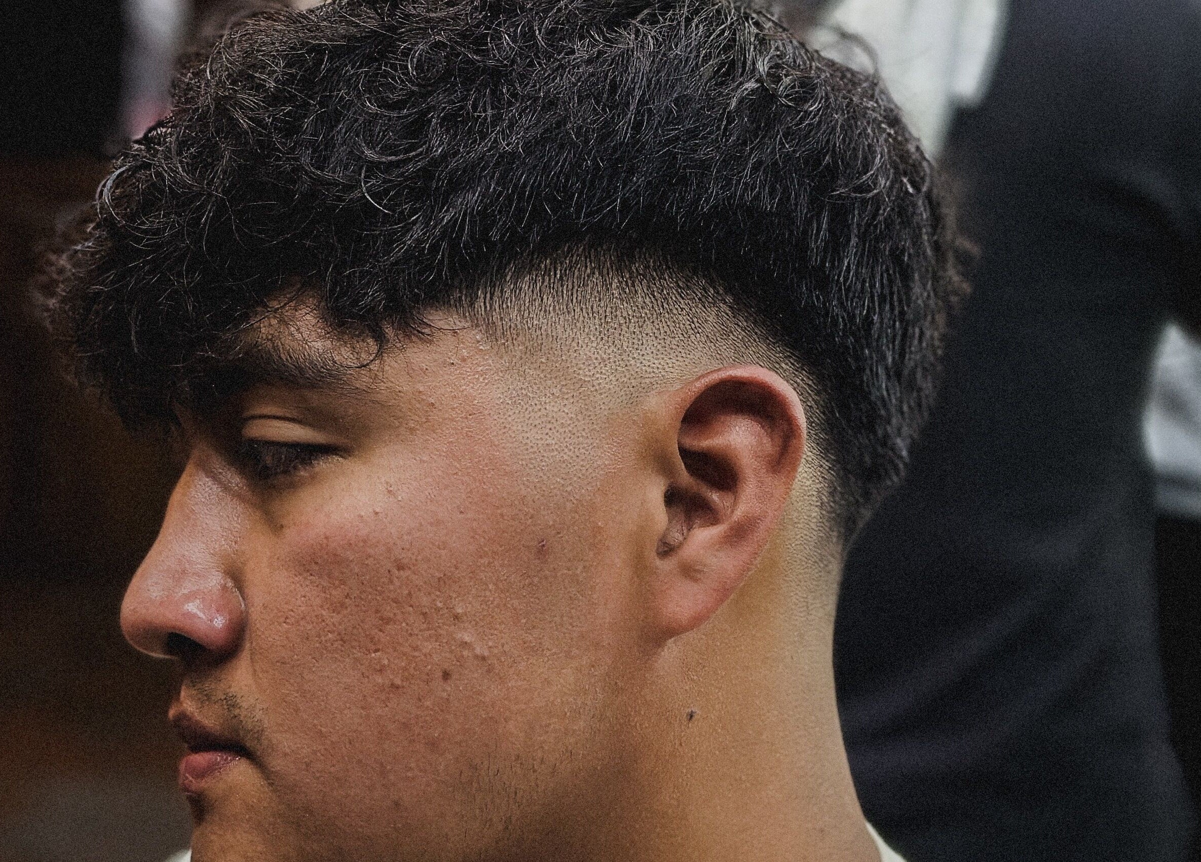 Peinado moderno en The Barber, Tecpán, Chimaltenango, GT. Corte de cabello detallado y elegante.