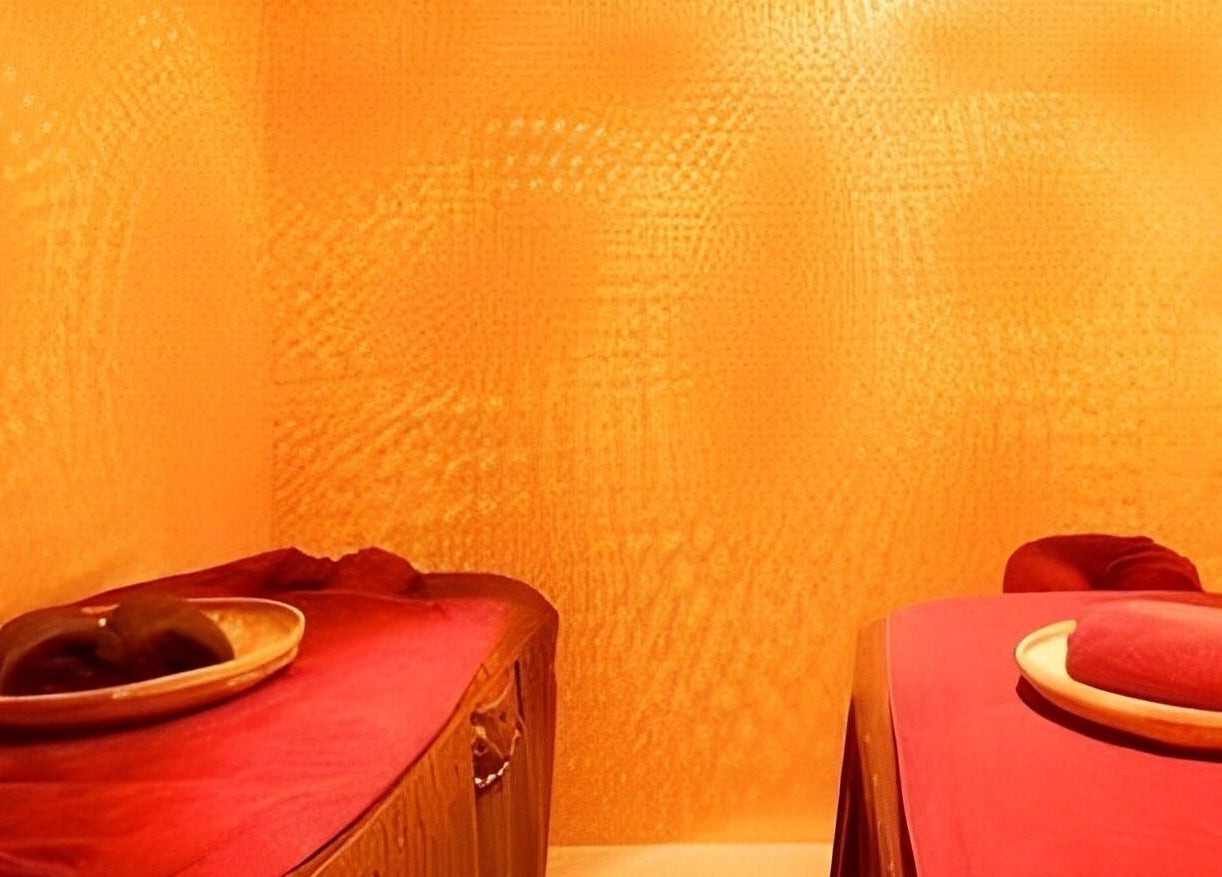 Sala de masajes con luz cálida en Relax and Time, Barcelona, Catalunya, ES. Ambiente sereno y acogedor.