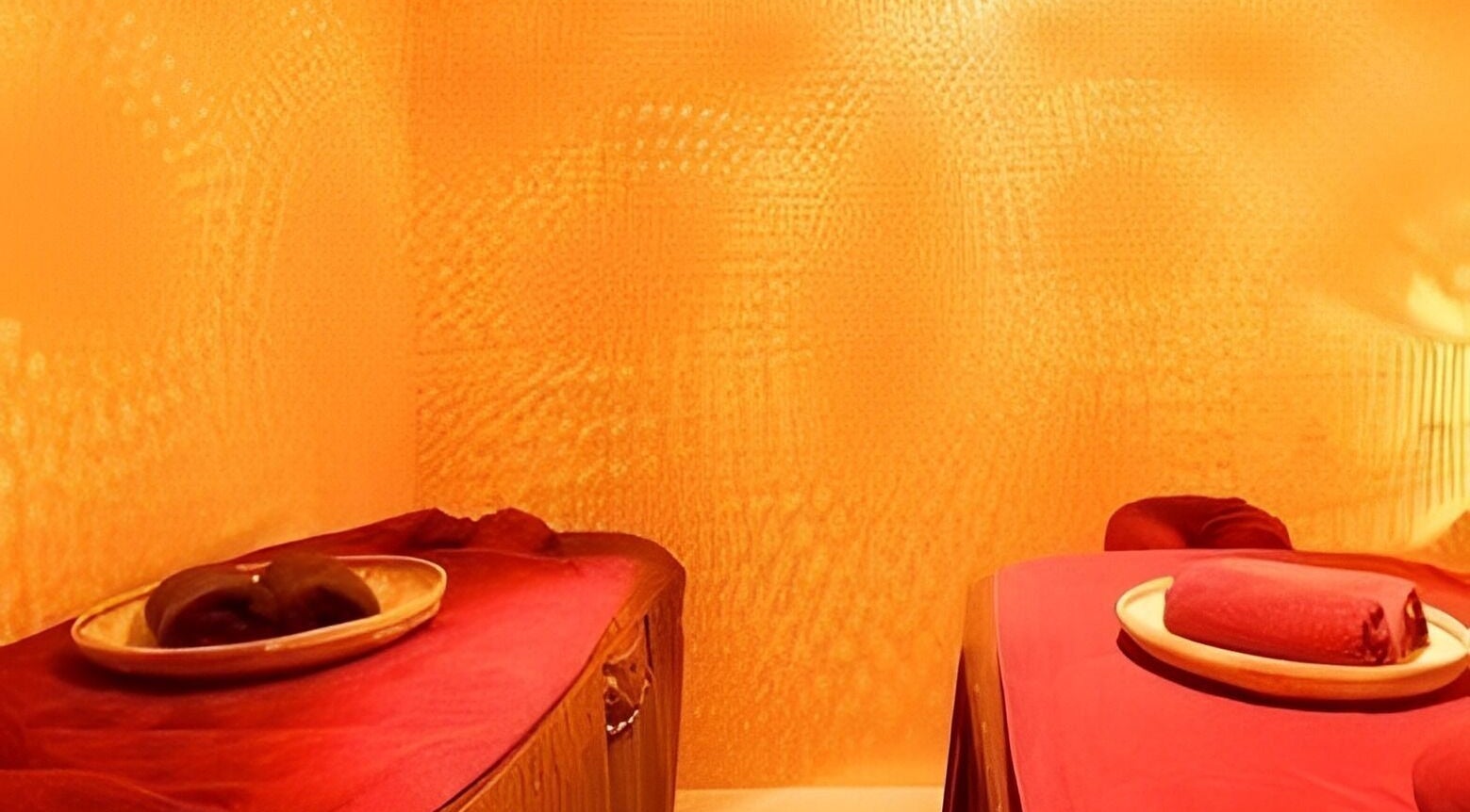 Sala de masajes con luz cálida en Relax and Time, Barcelona, Catalunya, ES. Ambiente sereno y acogedor.