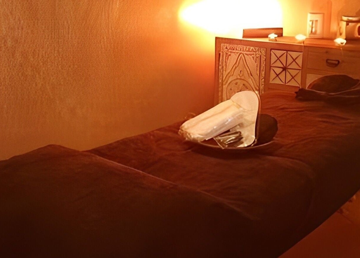 Sala de masajes en Relax and Time, Barcelona, Catalunya, ES, con iluminación cálida y decoración acogedora.