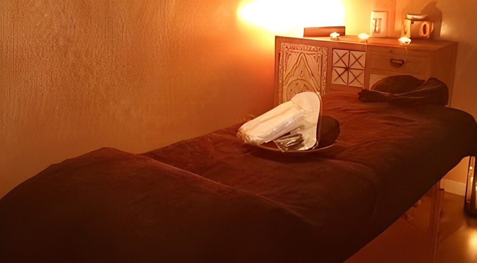 Sala de masajes en Relax and Time, Barcelona, Catalunya, ES, con iluminación cálida y decoración acogedora.