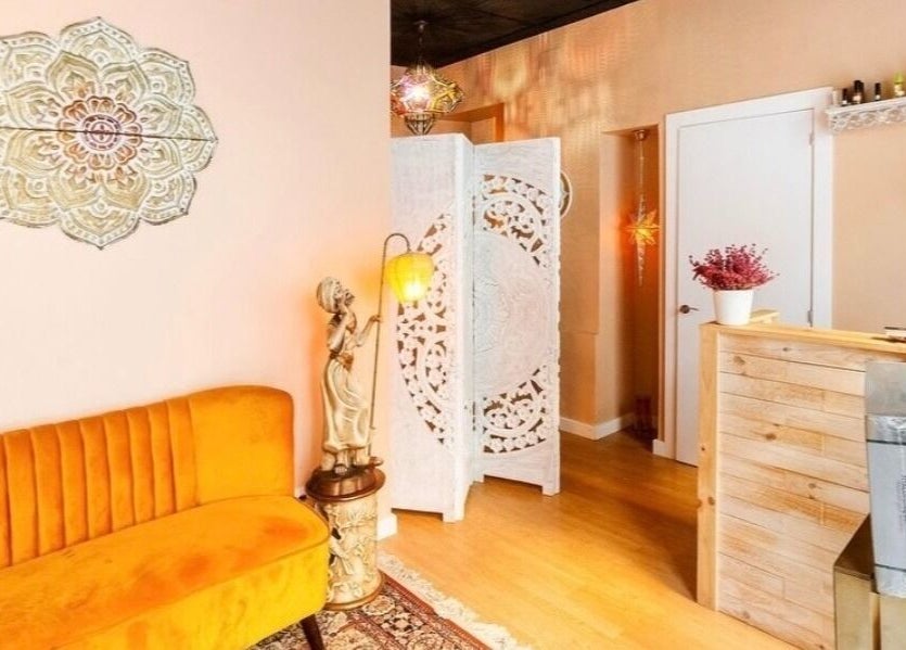 Interior de Relax and Time en Barcelona, Catalunya, ES; sofá naranja y decoración elegante.