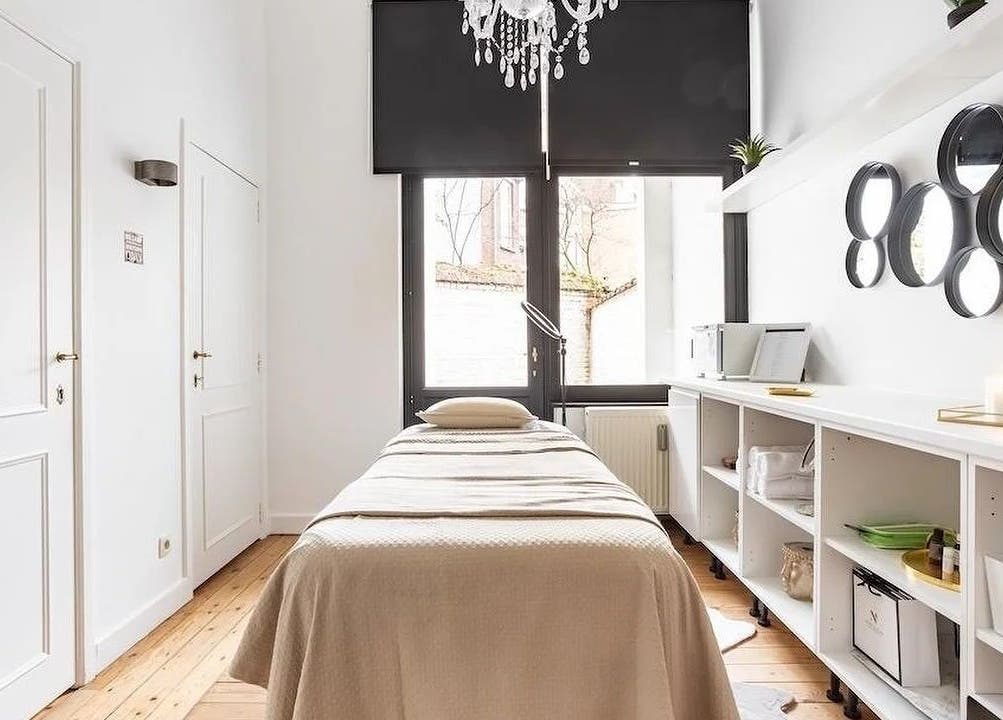 Elegant spa room at Tamu in Ixelles, Bruxelles, BE featuring a massage bed and chic decor.