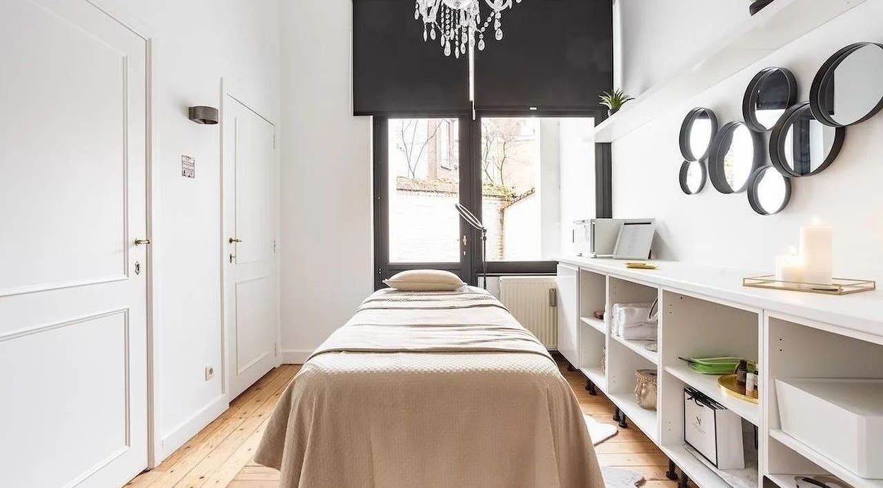 Elegant spa room at Tamu in Ixelles, Bruxelles, BE featuring a massage bed and chic decor.