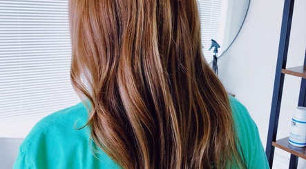 Styled brunette hair at Southern Siren Studio, Jacksonville, Florida, US. Elegantly highlighted strands.