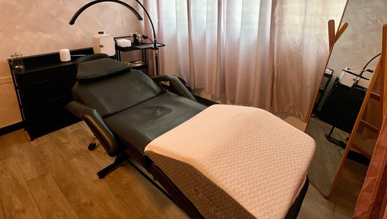 Sala de spa serena en Danaia Studio, Caguas, Caguas, PR, con camilla y ambiente relajante.