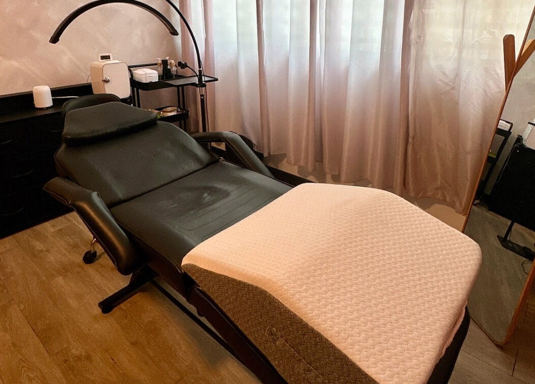 Sala de spa serena en Danaia Studio, Caguas, Caguas, PR, con camilla y ambiente relajante.