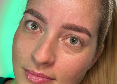 Cejas bien definidas en Danaia Studio, Caguas, Caguas, PR, destacadas por su precisión y estilo.