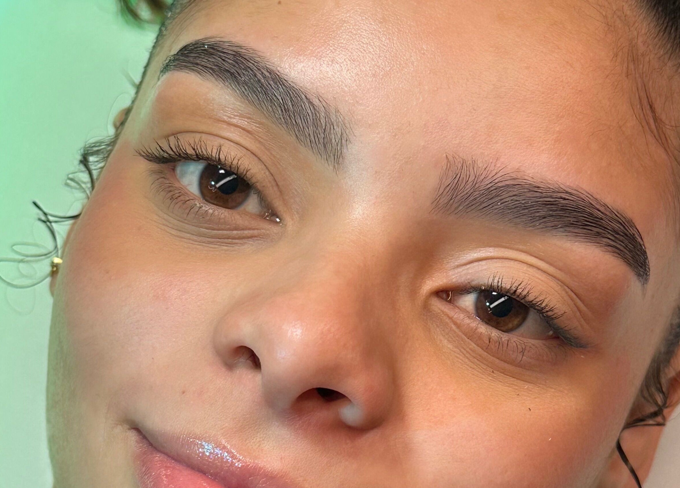 Primer plano de cejas perfectamente arregladas en Danaia Studio, Caguas, Caguas, PR, resaltando limpieza y belleza.