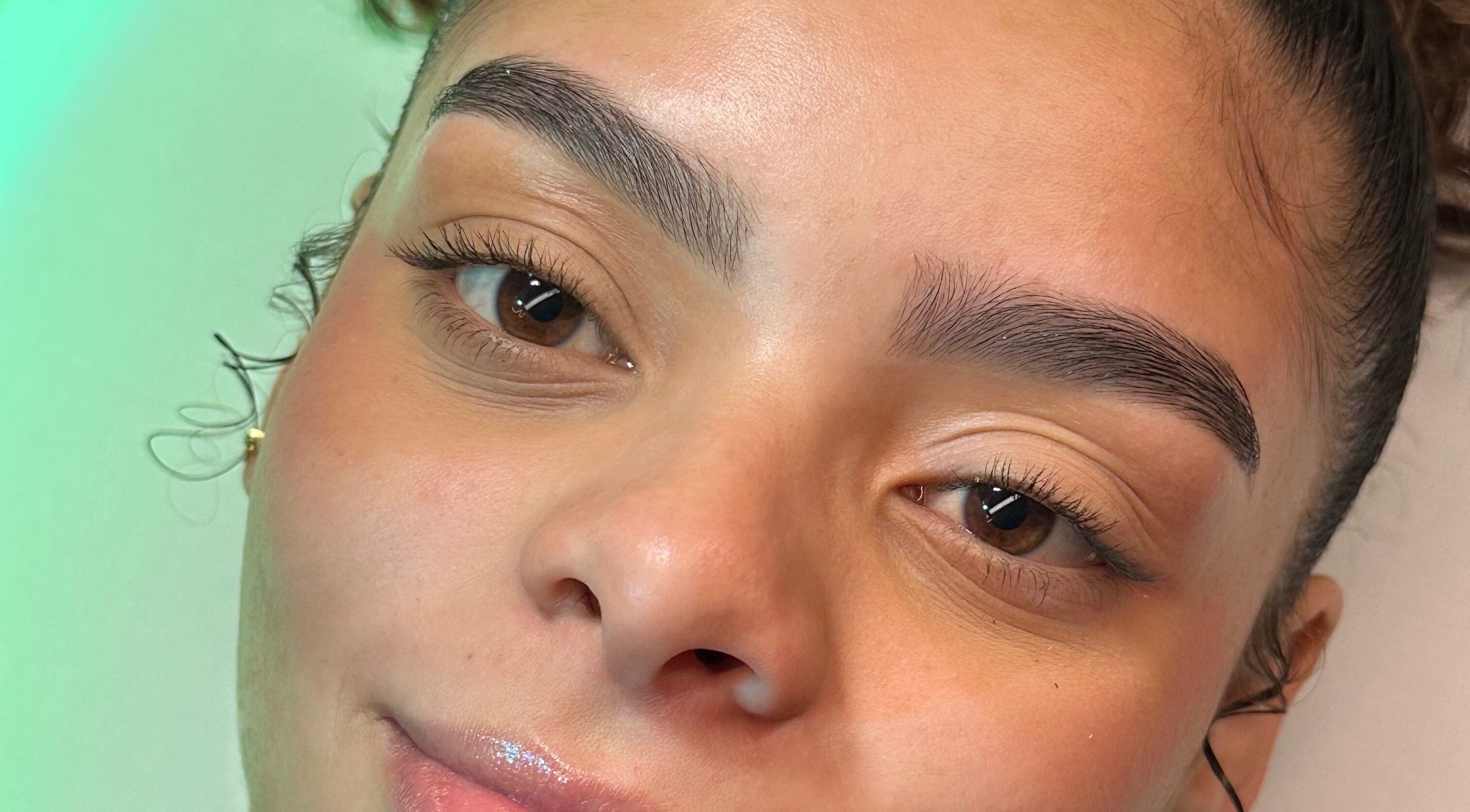 Primer plano de cejas perfectamente arregladas en Danaia Studio, Caguas, Caguas, PR, resaltando limpieza y belleza.