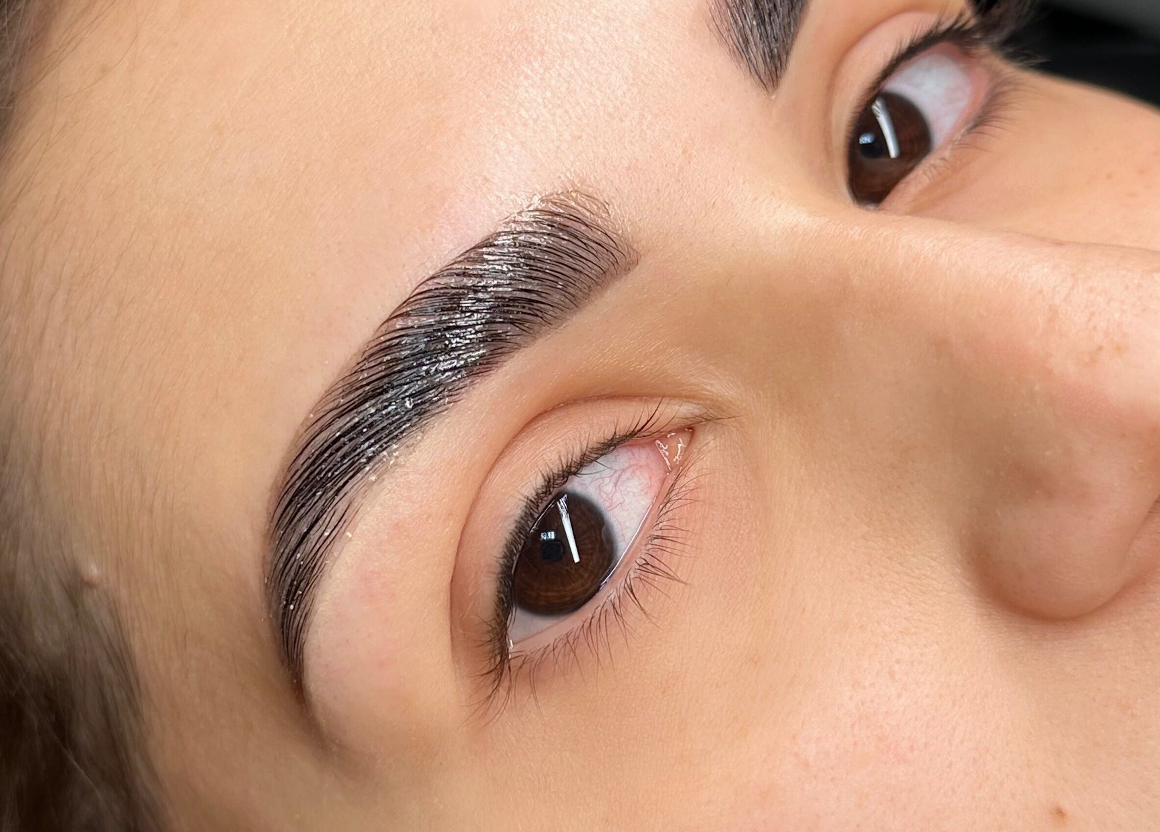 Realce de cejas en Danaia Studio, Caguas, Caguas, PR, con delicado diseño natural.