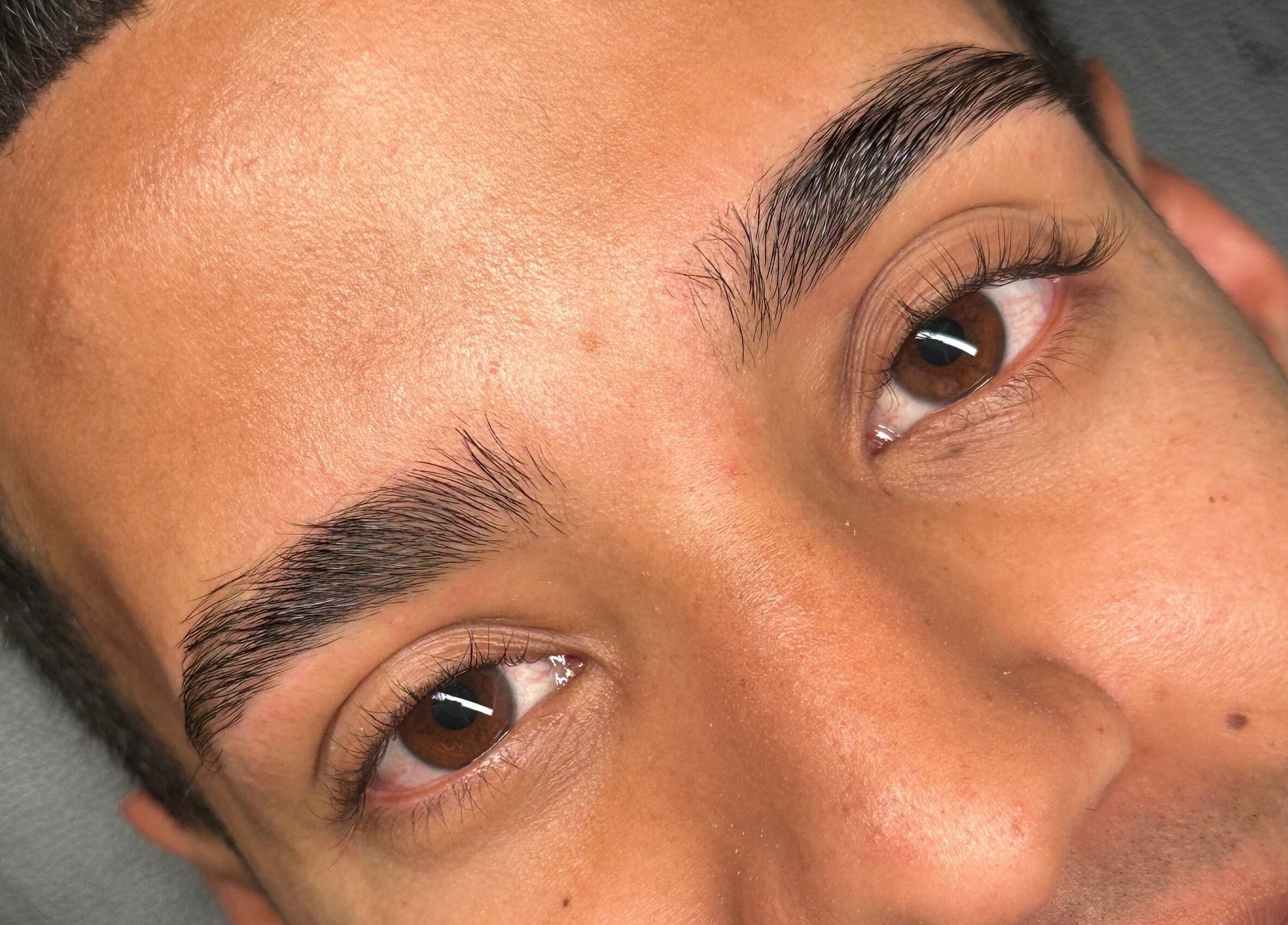 Cejas perfectamente perfiladas en Danaia Studio, Caguas, Caguas, PR. Experiencia de belleza superior.