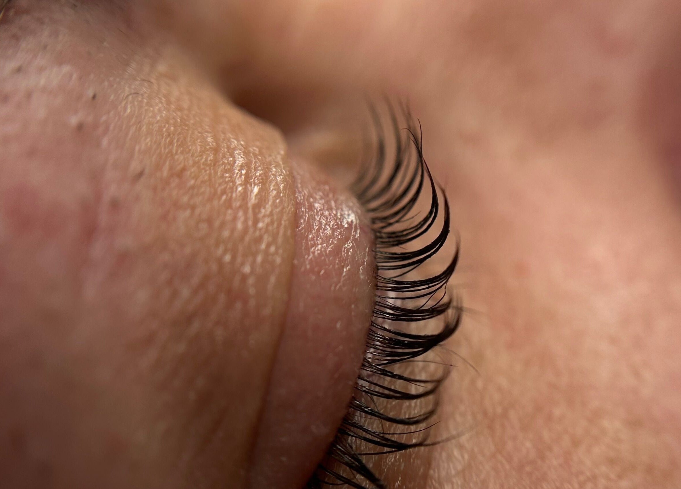 Detalle de extensión de pestañas en Danaia Studio, Caguas, Caguas, PR, realzando la belleza natural.
