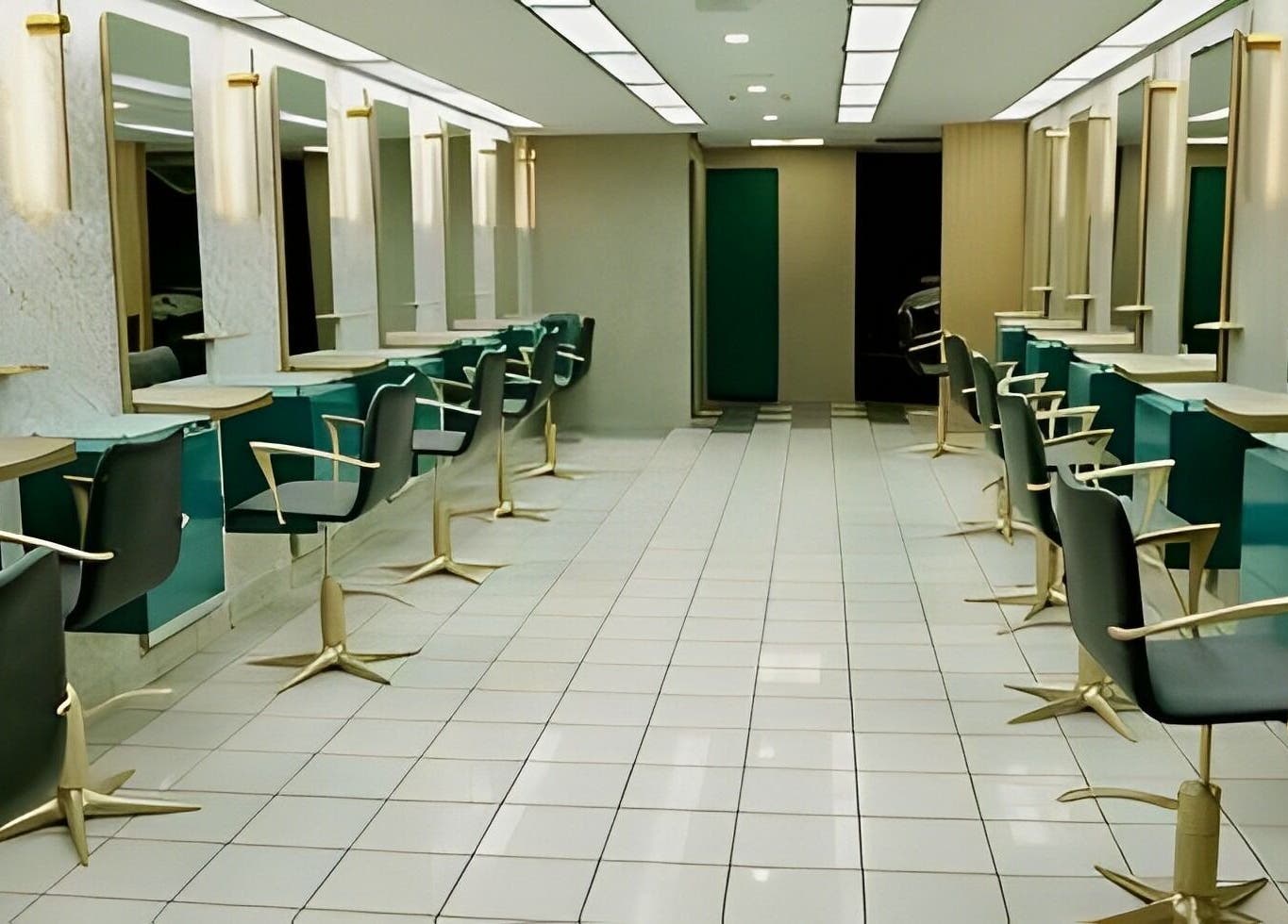 Sillas de diseño moderno en Bresh and Co, Guaynabo, Guaynabo, PR, reflejan un ambiente sofisticado.