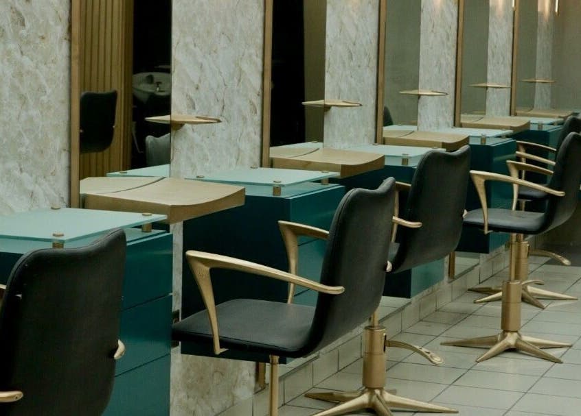 Estaciones de peluquería modernas en Bresh and Co, Guaynabo, Guaynabo, PR, con sillas elegantes.